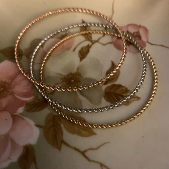 Five Bangle Bracelets. Various colors. Gold, Rose Gold, Silver. - Picture 3 of 7